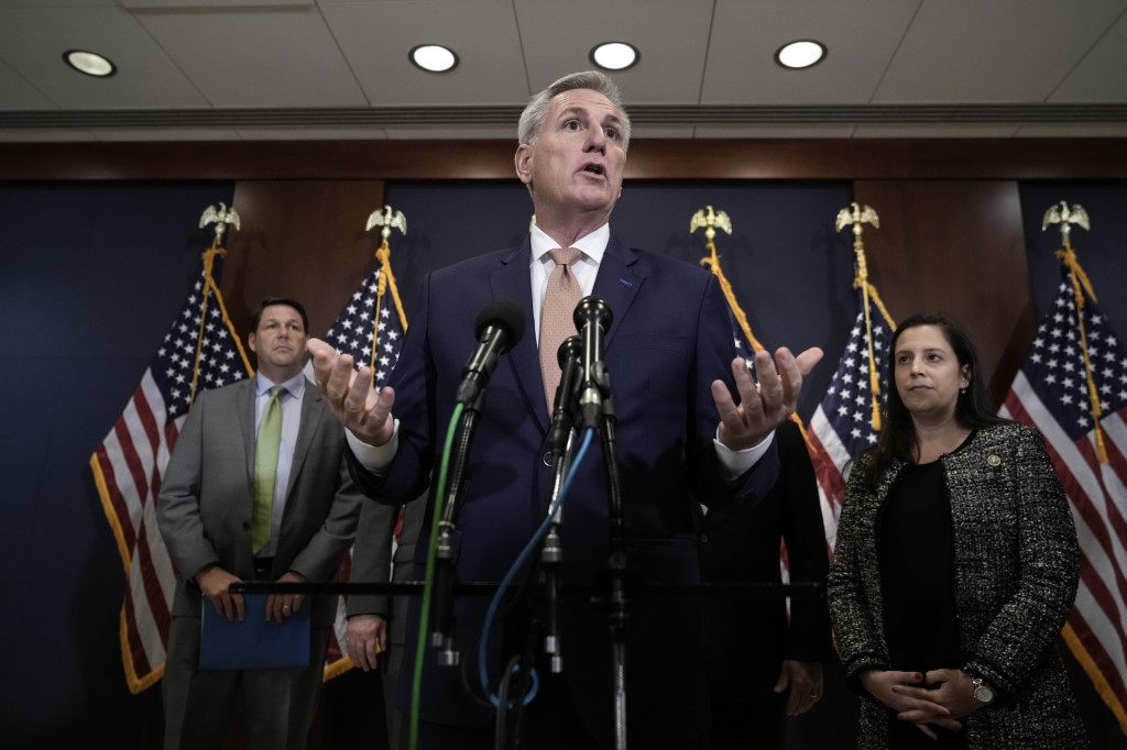 Le président de la Chambre des représentants, Kevin McCarthy, s'exprime lors d'une conférence de presse après une séance d'information sur le budget au Capitole des États-Unis le 8 mars 2023 à Washington, DC. (Photo by Drew Angerer / GETTY IMAGES NORTH AMERICA / Getty Images via AFP)