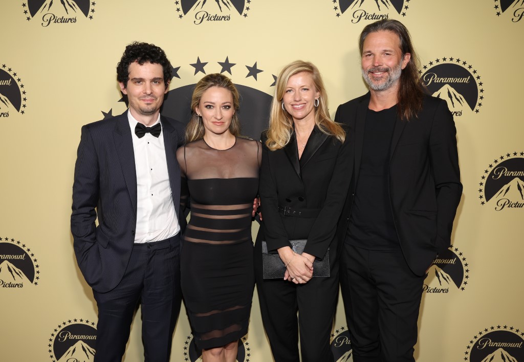 (De gauche à droite) Damien Chazelle, Olivia Hamilton, Linus Sandgren (droite) et des invités assistent à la soirée post-Oscars de Paramount Pictures au Mother Wolf le 12 mars 2023 à Los Angeles, Californie. (Photo, Jesse Grant / Getty Images North America / Getty Images via AFP)