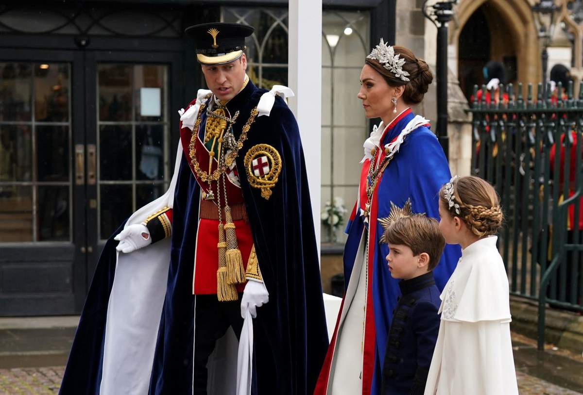 Le prince William, aux côtés de la princesse Kate, portait des tenues de cérémonie et des manteaux par-dessus l'uniforme des Welsh Guards, toujours à la demande du roi Charles et de la reine Camilla (AFP).
