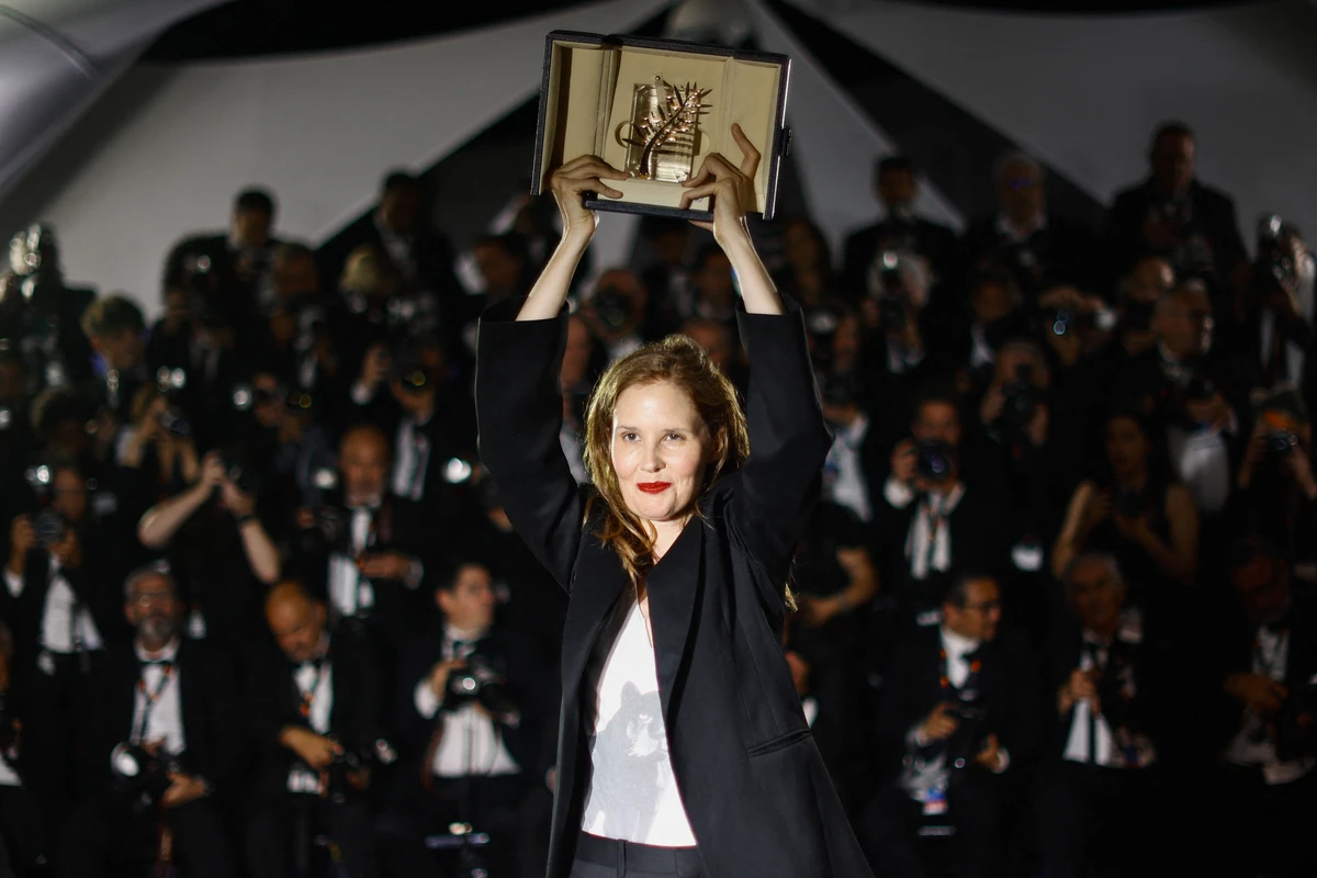 Justine Triet remporte la Palme et croise le fer avec le gouvernement français