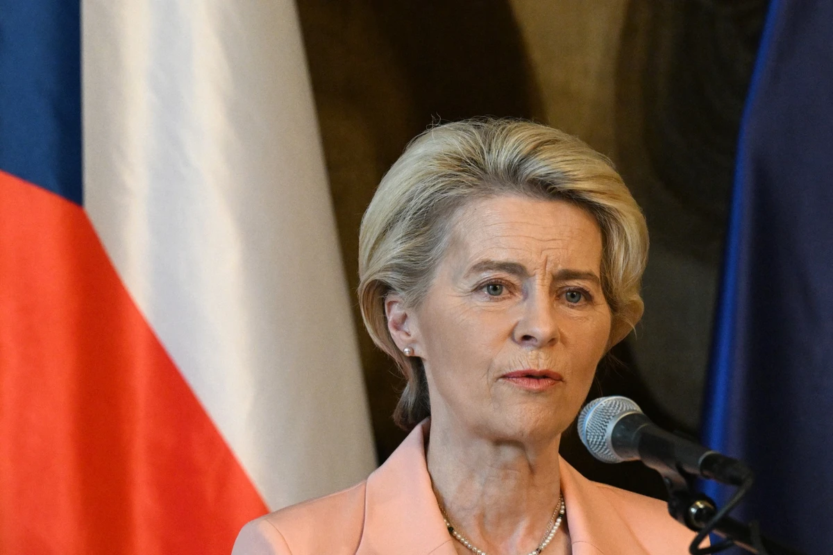 La présidente de la Commission européenne Ursula von der Leyen donne une conférence de presse avec le président tchèque au Château de Prague, le 2 mai 2023 à Prague. (Photo Michal Cizek / AFP)