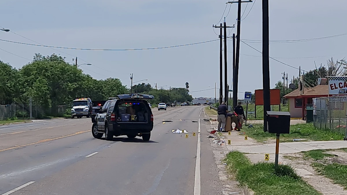 La police travaille sur les lieux après qu'un conducteur a percuté plusieurs personnes à Brownsville, au Texas, le 7 mai 2023. (Photo Moisés ÁVILA / AFP)