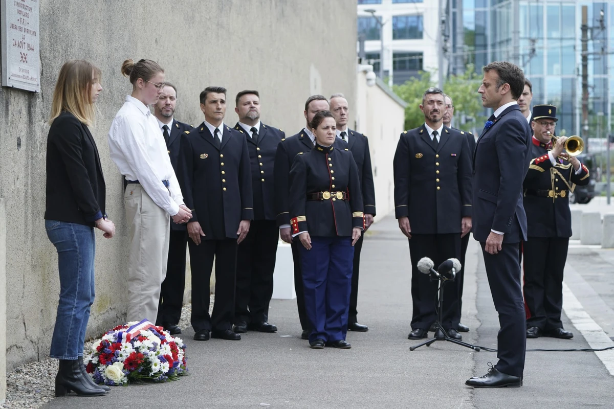 Le président français Emmanuel Macron est au garde-à-vous lors d'une cérémonie de dépôt de gerbes en hommage au résistant français Jean Moulin et aux victimes du nazisme, à la prison du Mémorial national du Montluc de la Seconde Guerre mondiale, à Lyon, le 8 mai 2023. (Photo Laurent Cipriani / POOL / AFP)