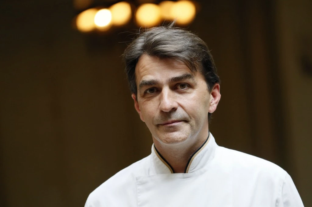 Le chef français Yannick Alleno pose dans le restaurant Ledoyen, le 21 octobre 2014 à Paris. (Photo by Patrick Kovarik / AFP)