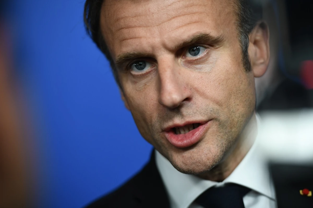 Une enquête ouverte à Avignon sur des dizaines d'affiches représentant Macron en Hitler
