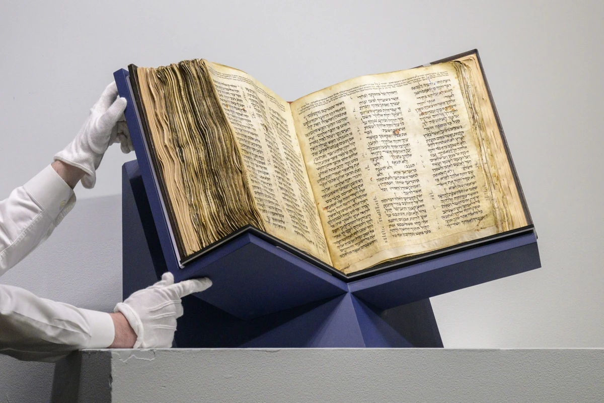 Une bible hébraïque vendue aux enchères pour un record de 38,1 millions de dollars