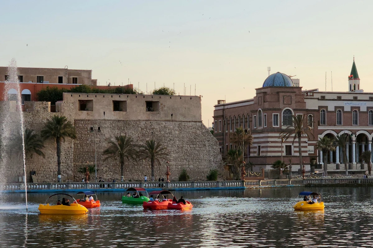 Entre l’Orient et le Maghreb, la Libye balance