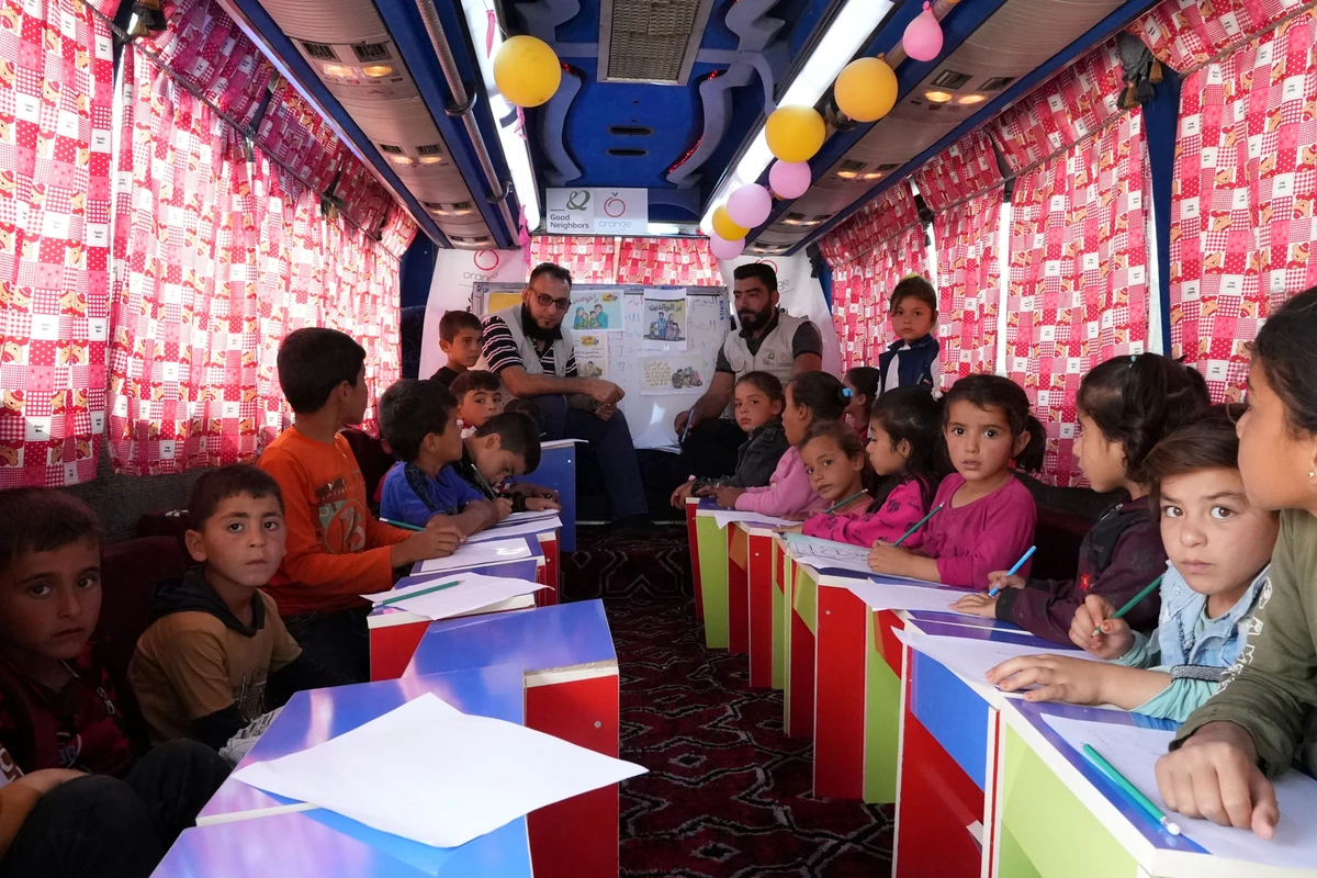 En Syrie, des cars transformés en salles de classe après le séisme