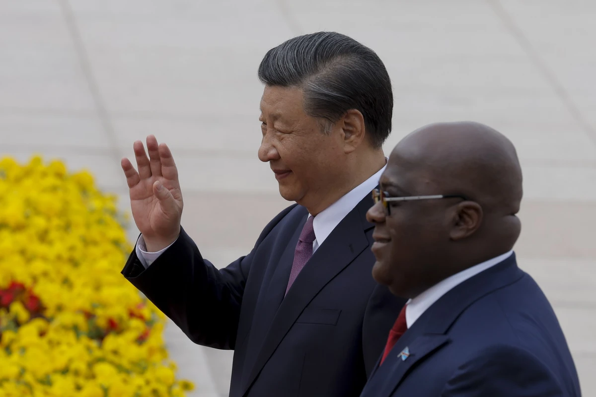 Le président de la République démocratique du Congo Felix Tshisekedi (à droite) et le président chinois Xi Jinping assistent à une cérémonie de bienvenue au Grand Hall du Peuple à Pékin, le 26 mai 2023. (Photo Thomas Peter / Pool / AFP)