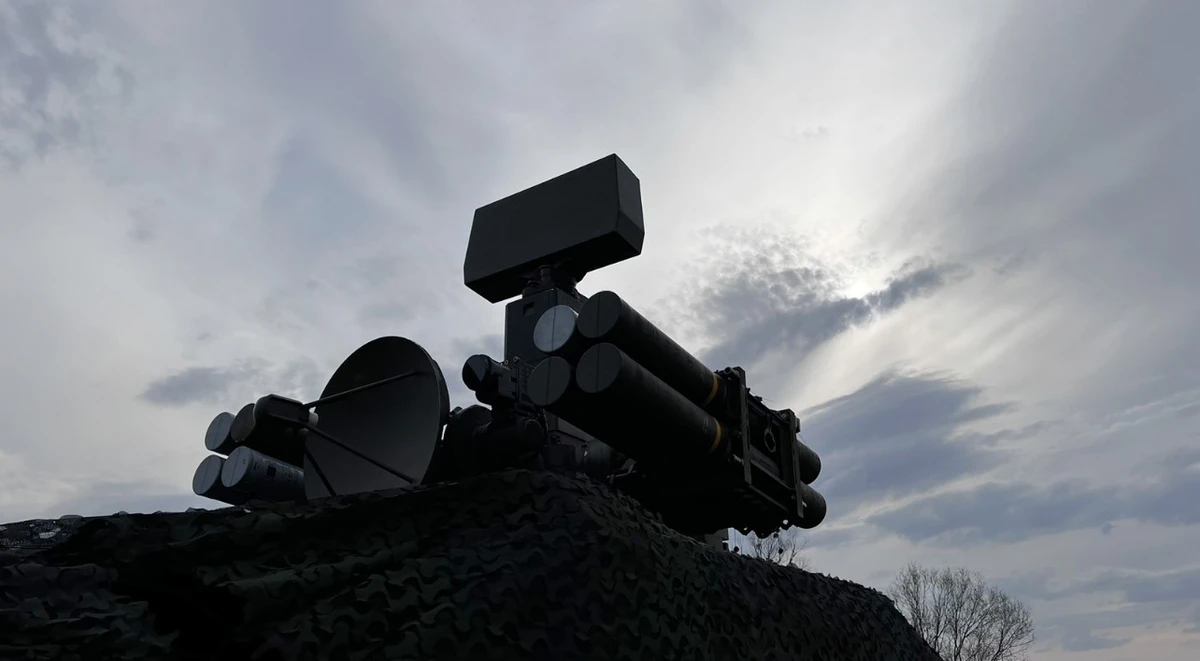 Cette photographie non datée diffusée par les forces aériennes ukrainiennes, service de presse du centre de commandement aérien, le 26 mai 2023, montre un système de missiles sol-air Crotale NG de fabrication française, en position dans l'est de l'Ukraine. (Photo fournie / Ukrainian Air Forces, press service of Air Command "Center" / AFP)