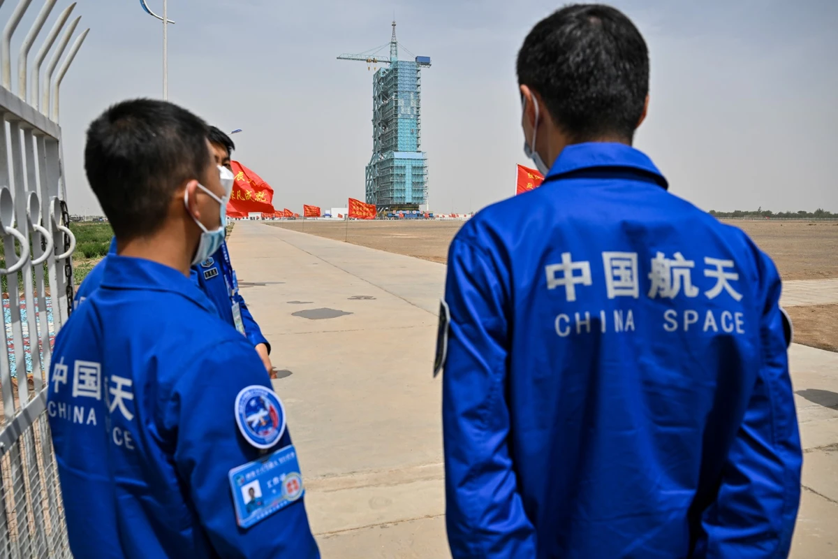La Chine envoie trois nouveaux astronautes dans l'espace, dont un civil