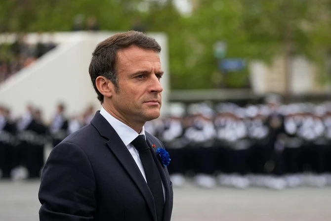 Emmanuel Macron doit lâcher du lest s'il veut sauver la démocratie française