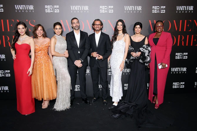(De gauche à droit) Razane Jammal, Fatima Al-Banawi, Sara Ali Khan, Mohammed Al-Turki, Simone Marchetti, Tara Emad, Mila Al-Zahrani et Jade Osiberu assistent au gala « Histoires de femmes » du Festival international du film de la mer Rouge, en partenariat avec Vanity Fair Europe (Getty Images).