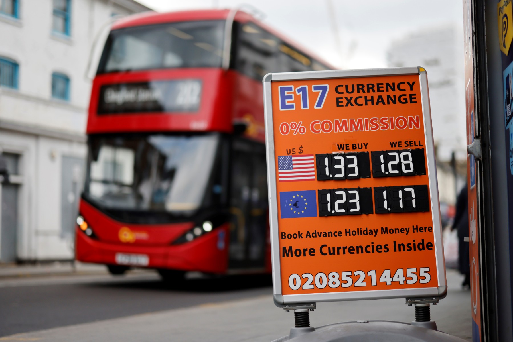 Le dollar au plus bas en 14 mois face à la livre, nouvelle preuve du recul de l'inflation avant la Fed