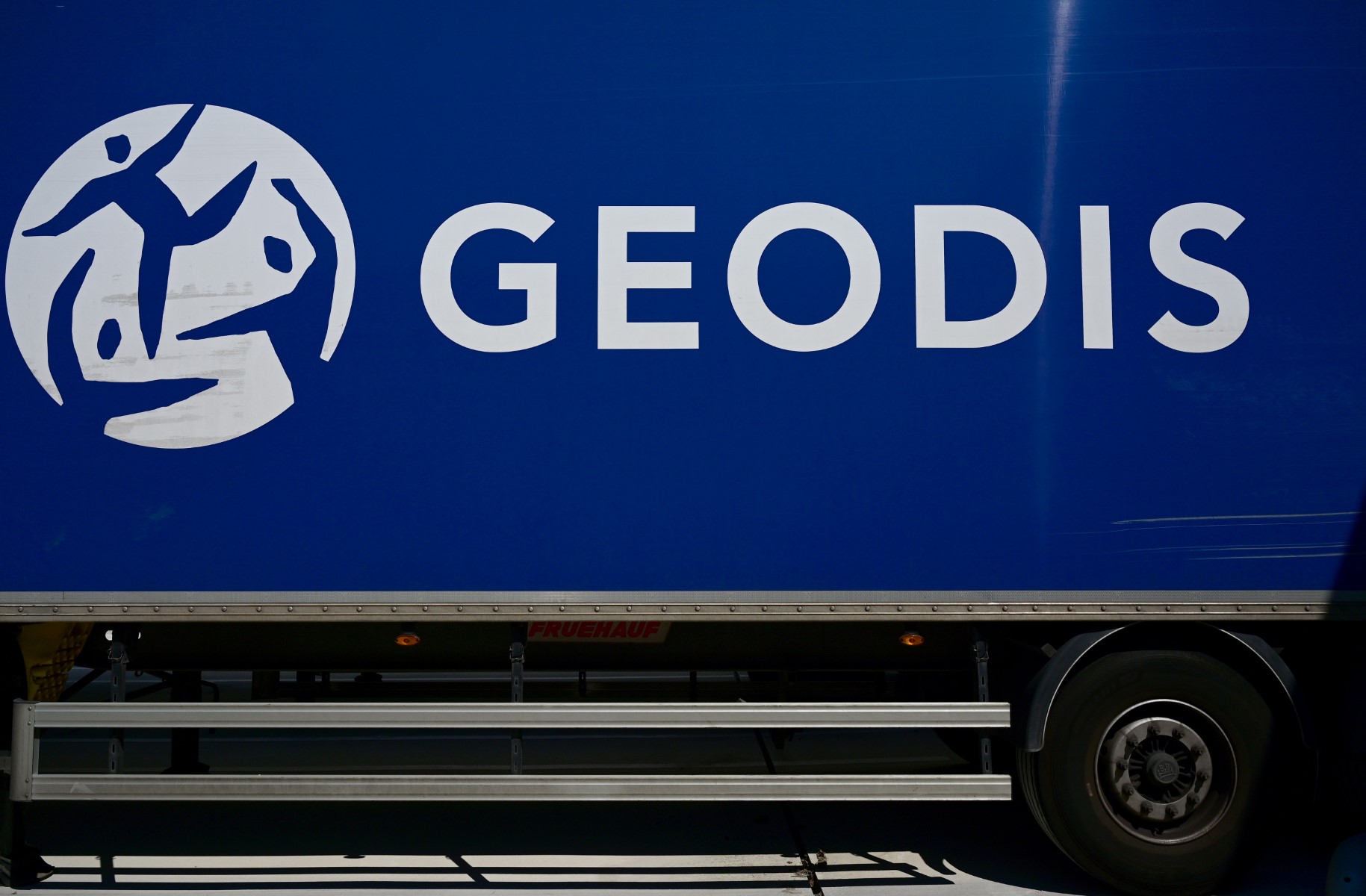 Cette photographie prise le 10 mai 2022 montre le logo du groupe Geodis, leader de la logistique et du transport, à Ris-Orangis, en banlieue parisienne, le 10 mai 2022. (Photo Emmanuel DUNAND / AFP)