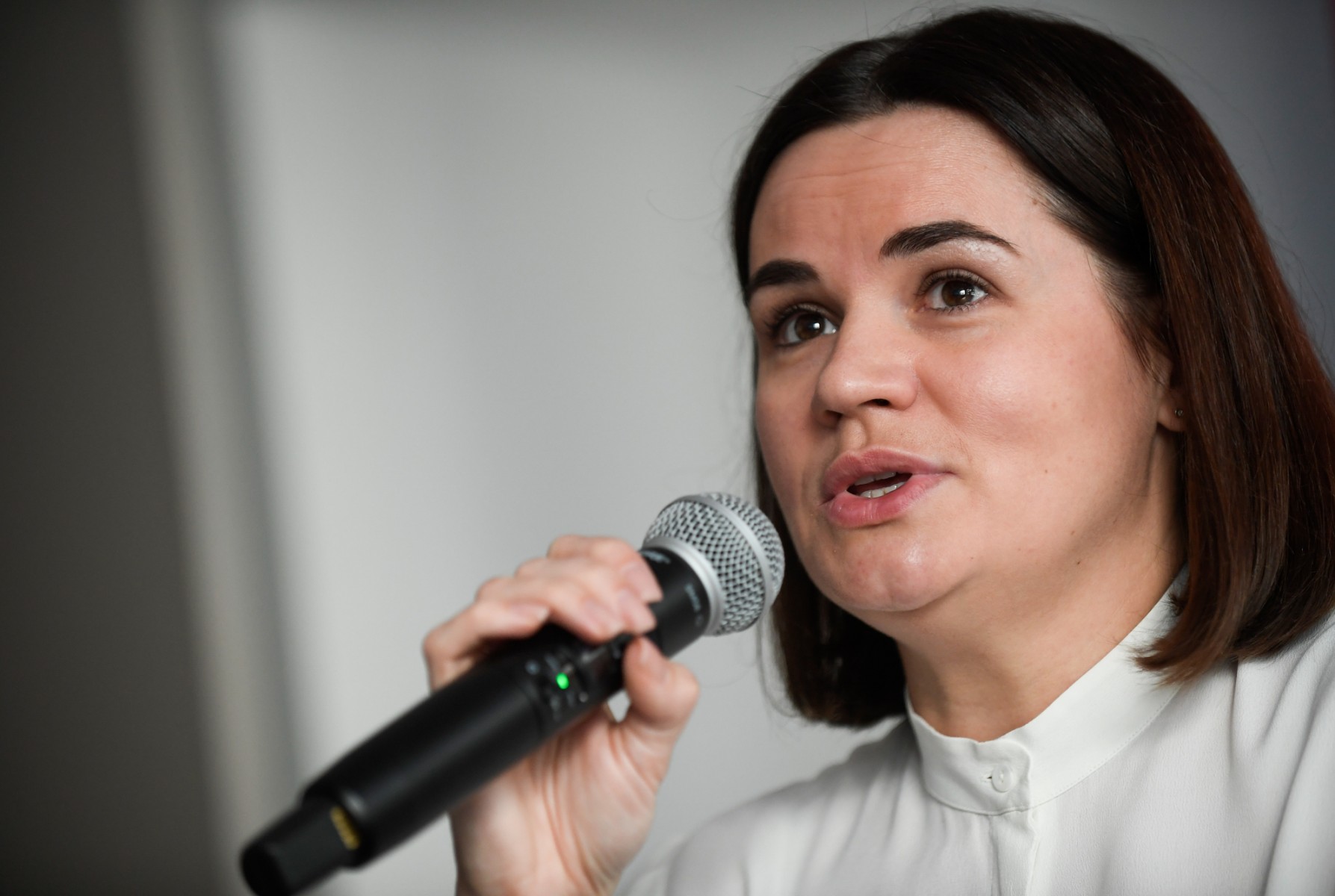 Svetlana Tikhanovskaya, chef de l'opposition biélorusse en exil, donne une conférence de presse à l'école de Sciences Po à Paris, le 7 octobre 2022, après que le prix Nobel de la paix a été décerné à un trio de défenseurs des droits de l'homme de Biélorussie, de Russie et d'Ukraine. (Photo par JULIEN DE ROSA / AFP)