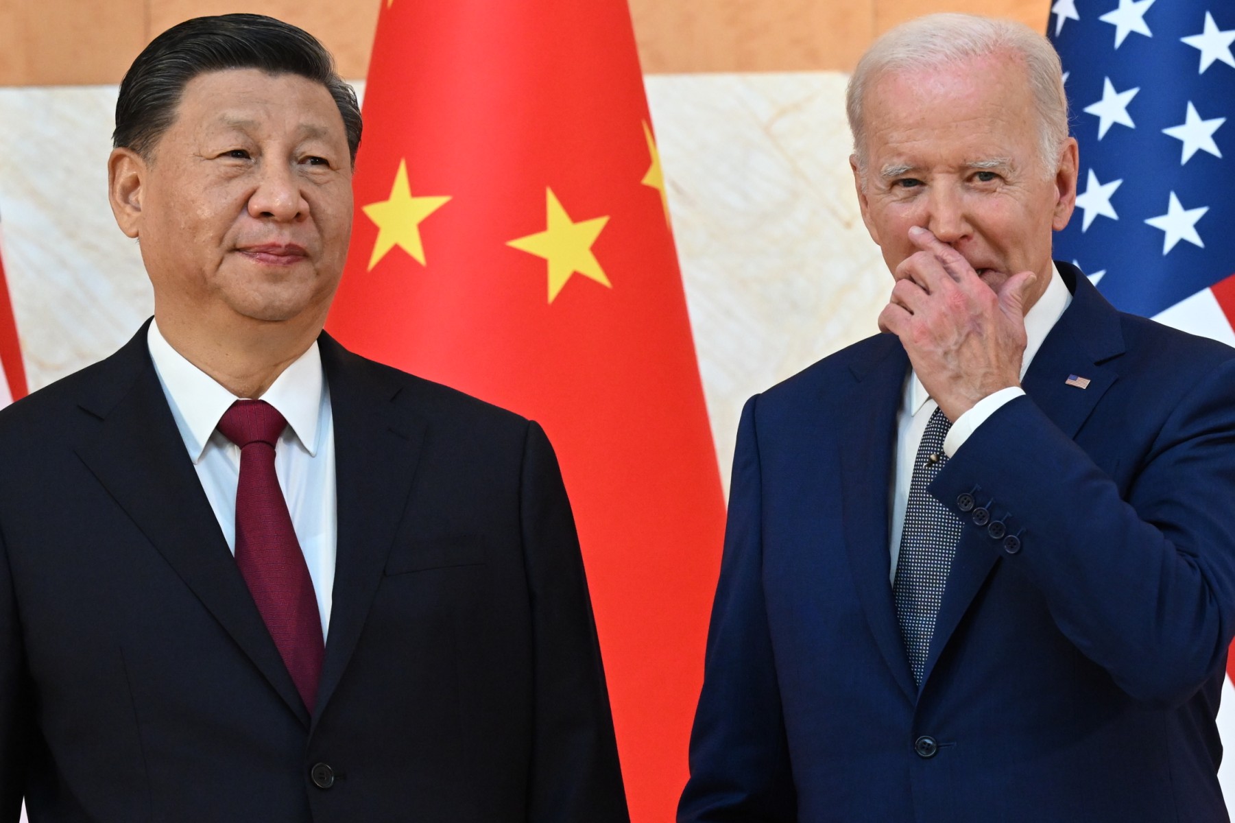 Le président américain Joe Biden (à droite) et le président chinois Xi Jinping (à gauche) se rencontrent en marge du sommet du G20 à Nusa Dua, sur l'île indonésienne de Bali, le 14 novembre 2022. (Photo SAUL LOEB / AFP)
