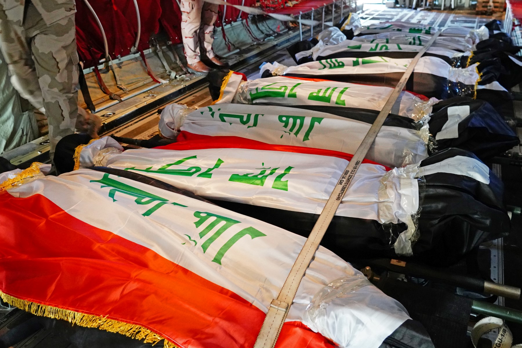 Les corps des membres de la police fédérale irakienne qui ont été tués dans une attaque présumée de l'EI sont rapatriés de l'aéroport de Kirkouk, dans le nord de l'Irak, le 18 décembre 2022. (Photo Marwan Ibrahim / AFP)
