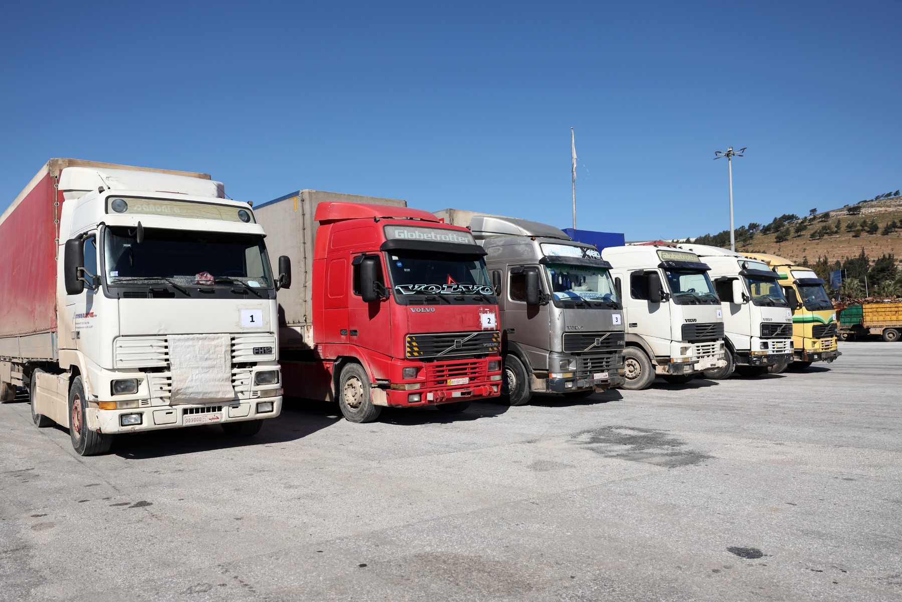 Le 9 février 2023, un convoi d'aide humanitaire des Nations unies est entré dans le nord-ouest de la Syrie, tenu par les rebelles, depuis la Turquie, par le point de passage de Bab el-Hawa. (Photo Omar HAJ KADOUR / AFP