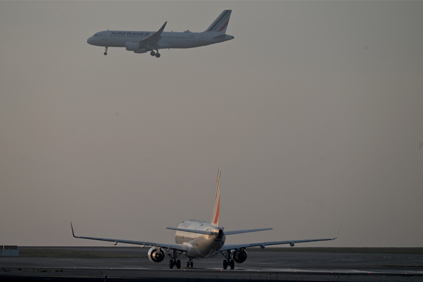 Grève contre la réforme des retraites en France: 1/3 des vols annulés mardi à Paris-Orly