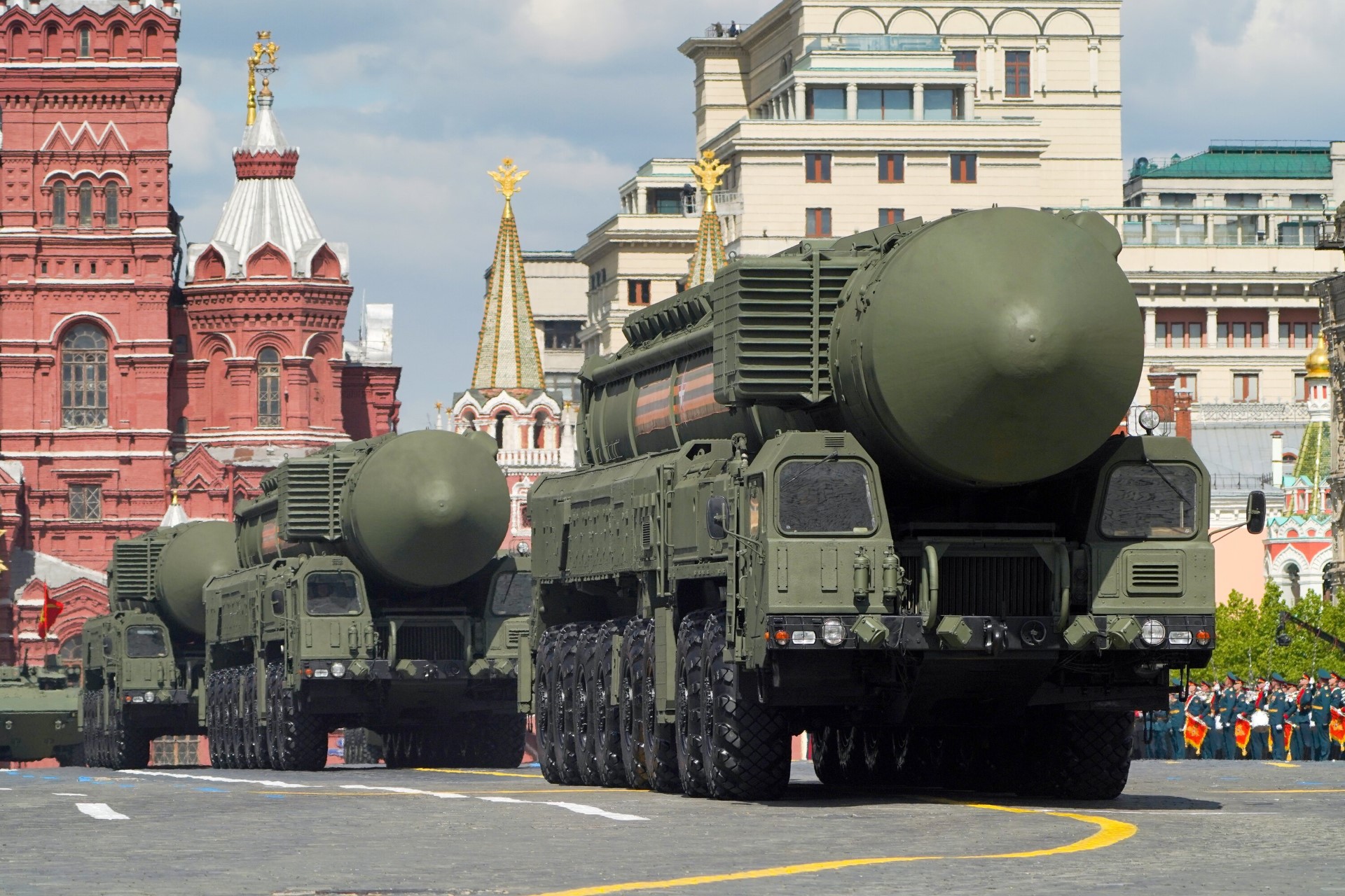 Du matériel militaire russe roule sur la Place Rouge lors du défilé militaire du Jour de la Victoire, dans le centre de Moscou, le 9 mai 2023. (Photo par Pelagia Tikhonova / Moskva News Agency / AFP)