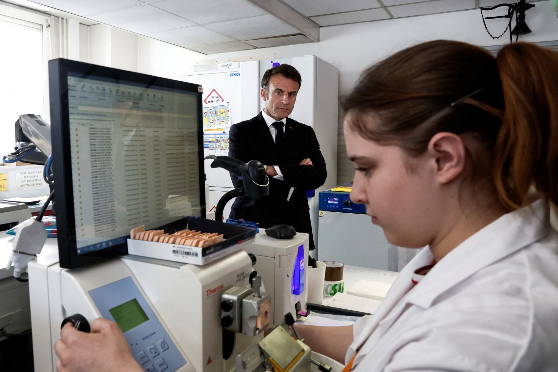 Macron présente un plan de relocalisation de la production de médicaments en France