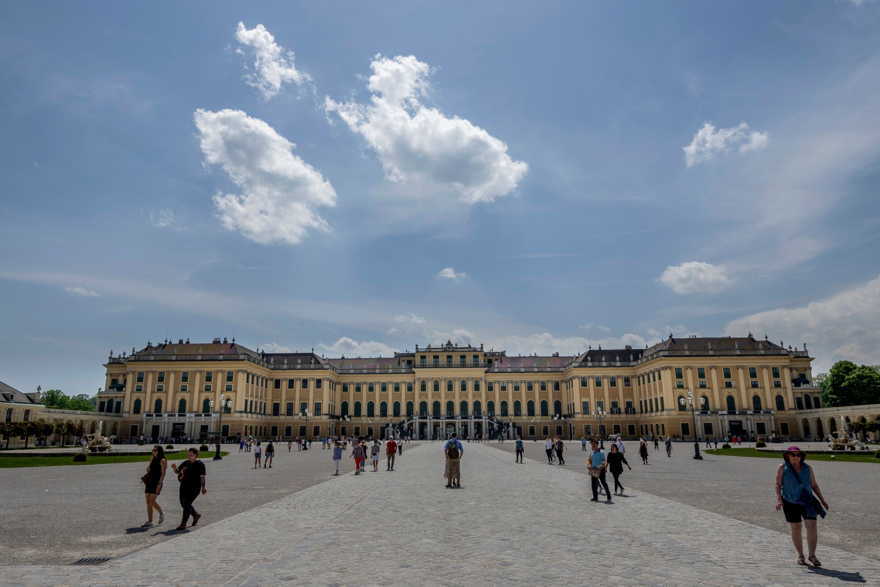 Des personnes marchent devant le palais de Schoenbrunn lors d'une journée de printemps ensoleillée à Vienne, en Autriche, le 22 mai 2023. (Photo, AFP)