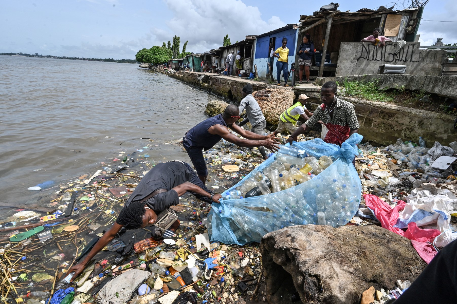 A Abidjan, des initiatives citoyennes face au fléau de la pollution plastique