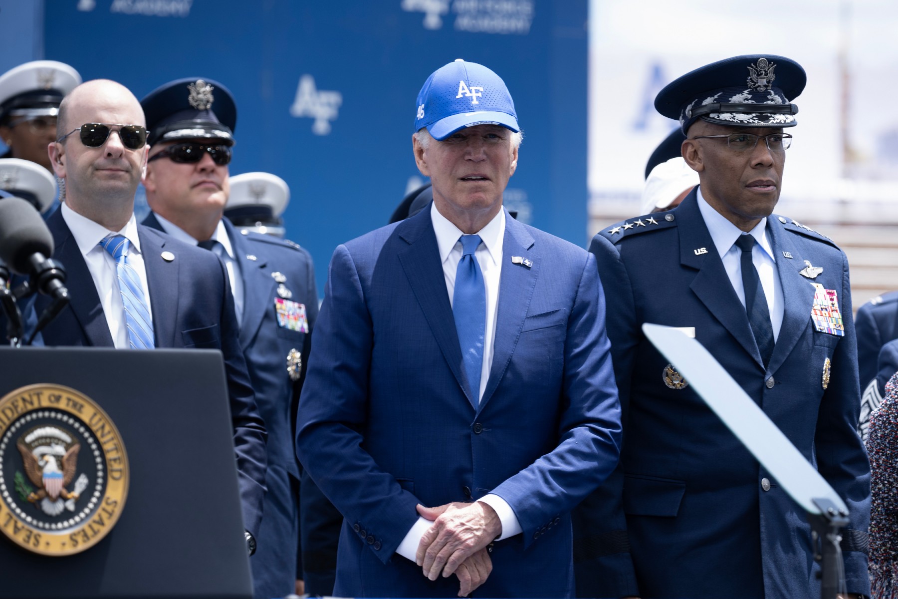 Biden chute sur scène lors d'une cérémonie militaire