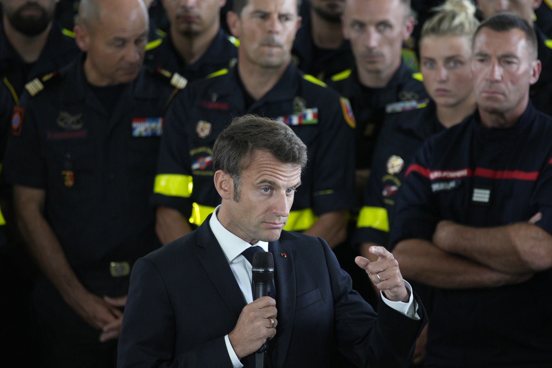 Macron supervise le déploiement des nouveaux moyens pour faire face aux feux de forêt