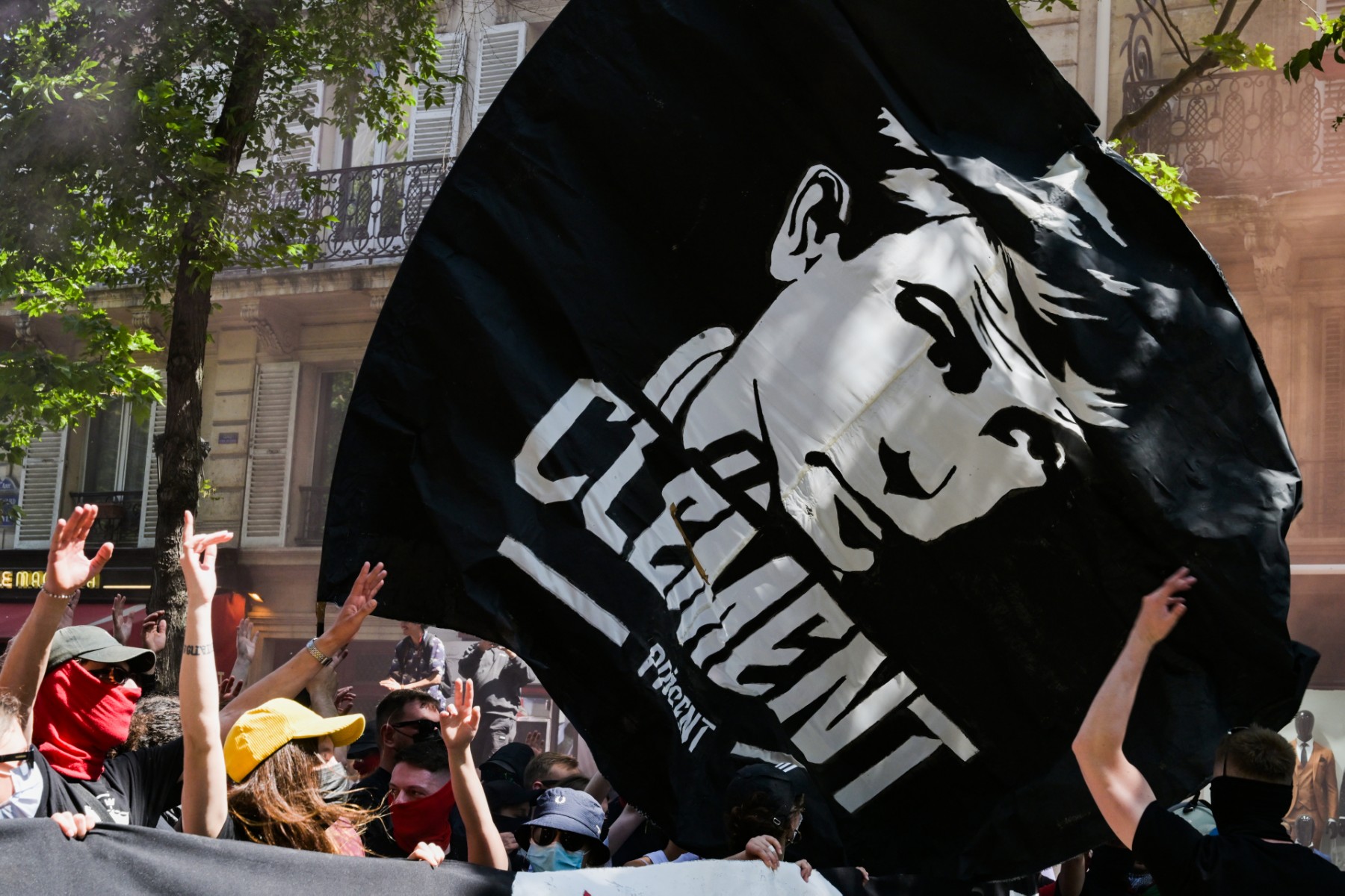 Des milliers de manifestants à Paris en mémoire d'un militant antifasciste tué il y a dix ans