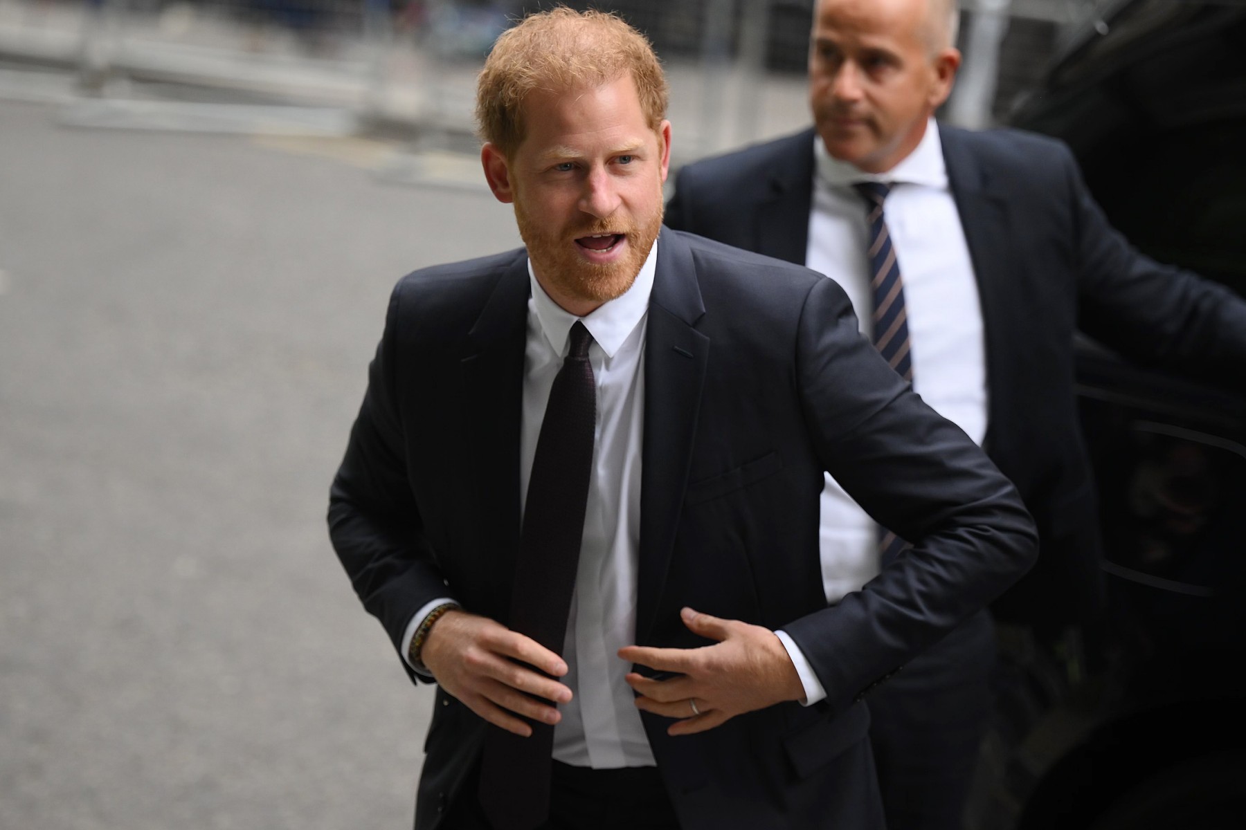 Harry critique la relation entre la presse et le gouvernement britannique, tous deux «au plus bas»