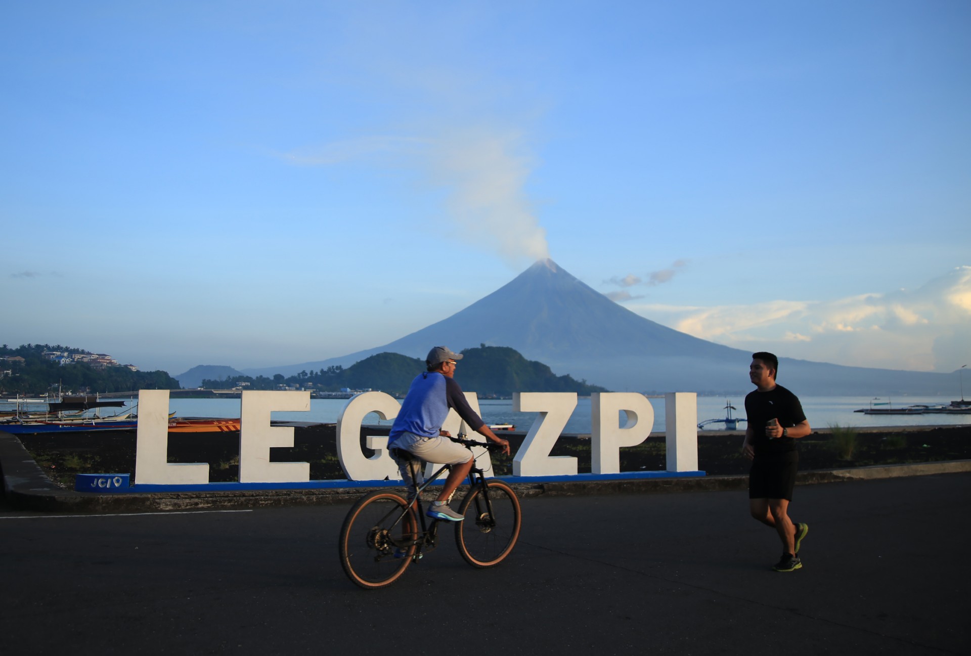 Philippines: un volcan crache cendres et gaz toxiques, des milliers d'évacués