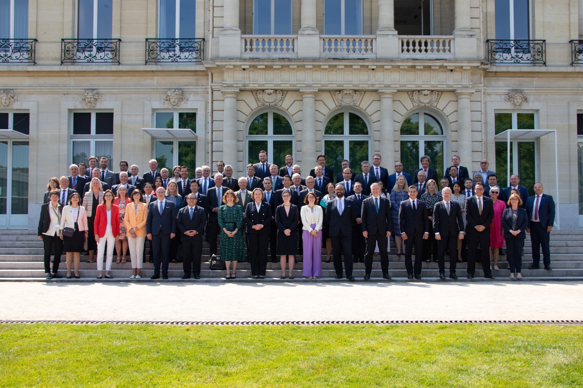 Plus optimiste sur l'économie mondiale, l'OCDE s'inquiète de la «longue route» pour une croissance durable