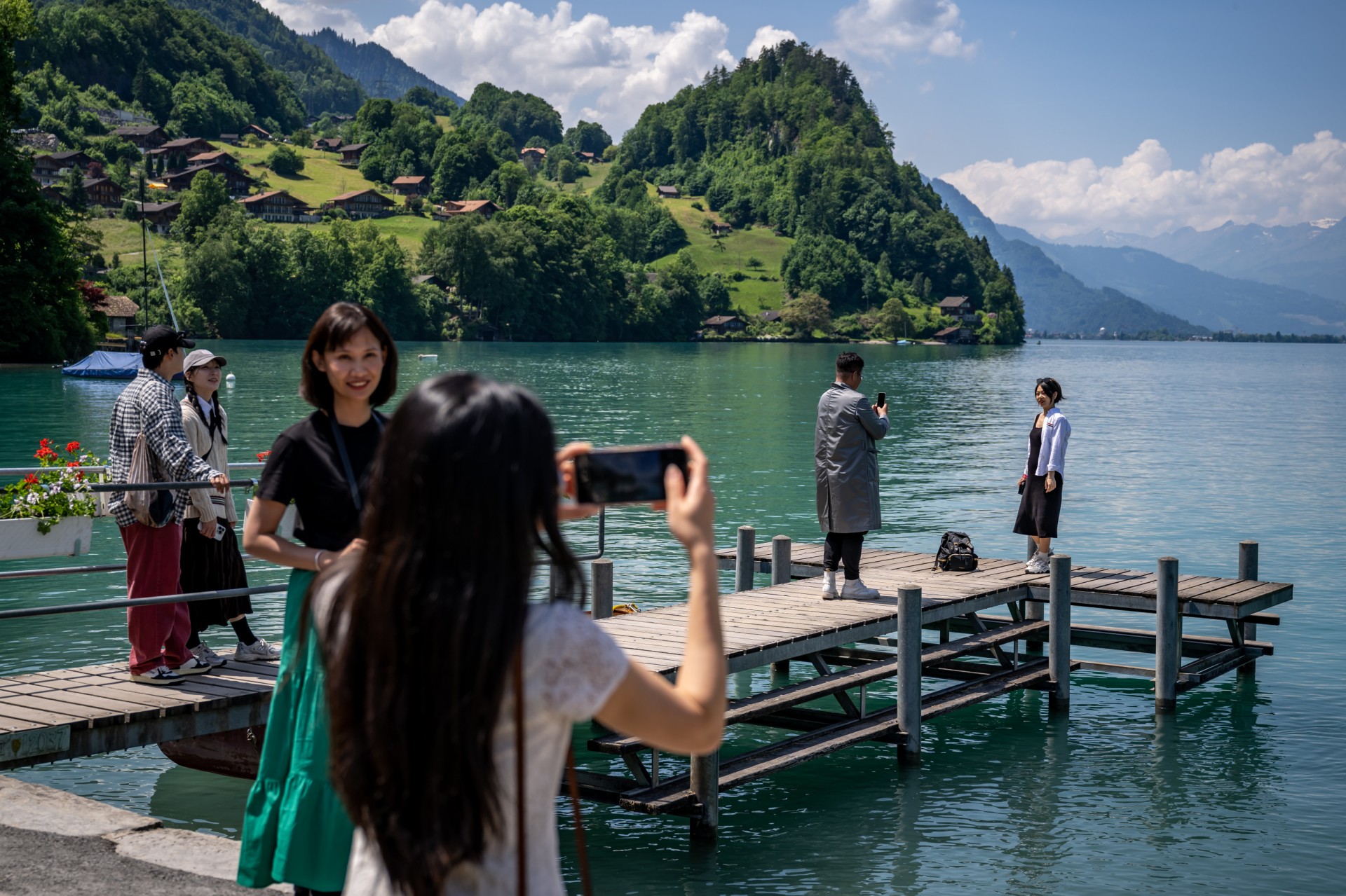La vague de tourisme Netflix risque d'emporter la jetée d'un petit village suisse