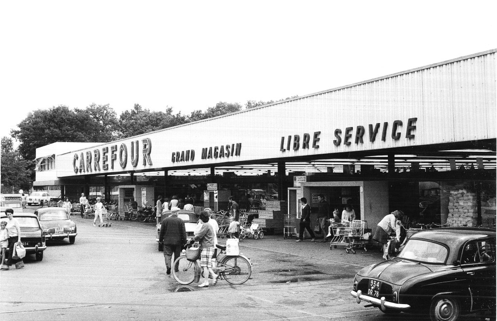 Cette photo obtenue le 3 juin 2013 auprès du géant français de la distribution Carrefour montre le premier supermarché de la marque en 1963 à Sainte-Geneviève-des-Bois, au sud-ouest de Paris. Ce supermarché était le premier du genre en France et a été inauguré le 15 juin 1963. (Photo fournie / Carrefour / AFP)