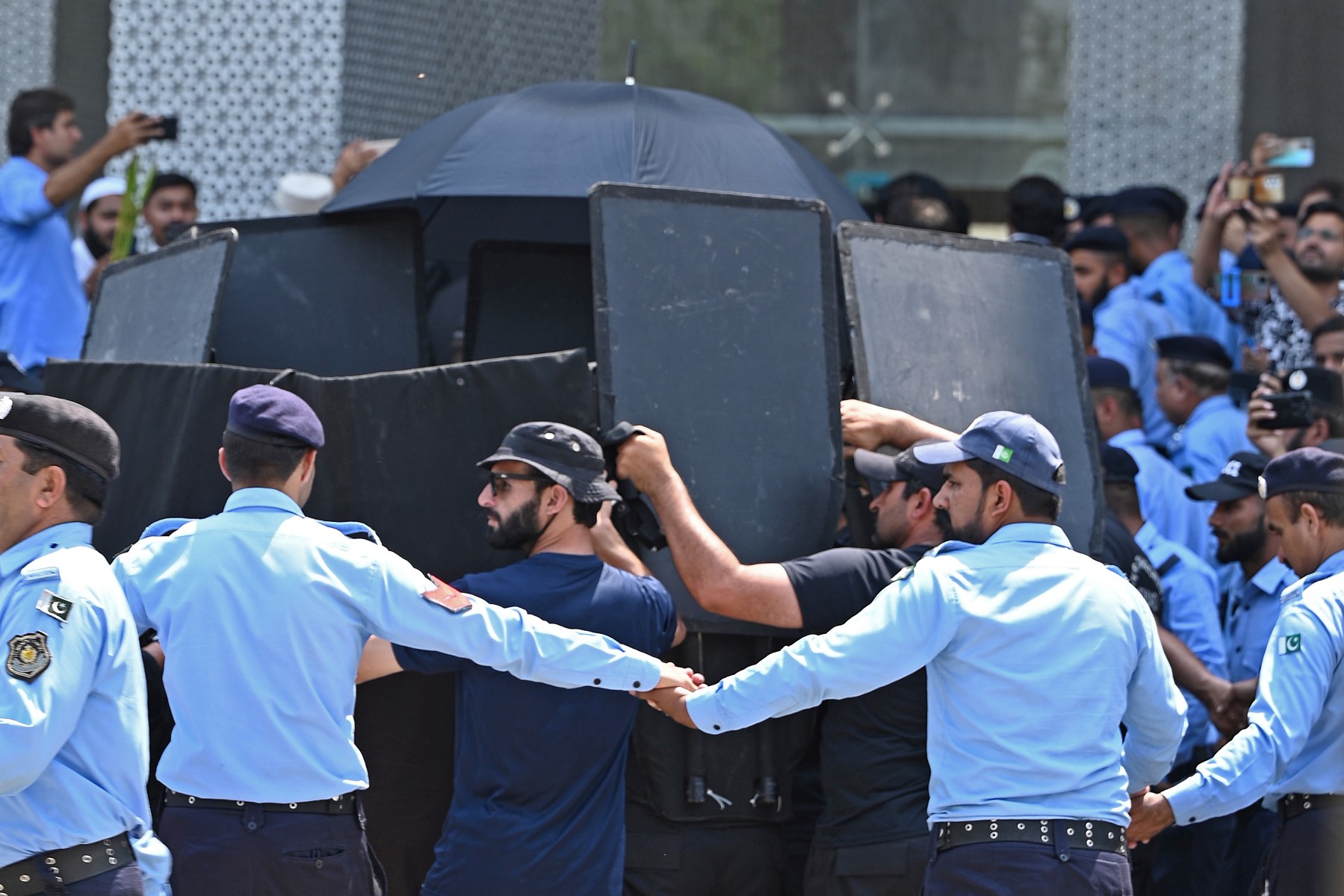 Pakistan: 102 personnes jugées par des tribunaux militaires pour les violences du 9 mai