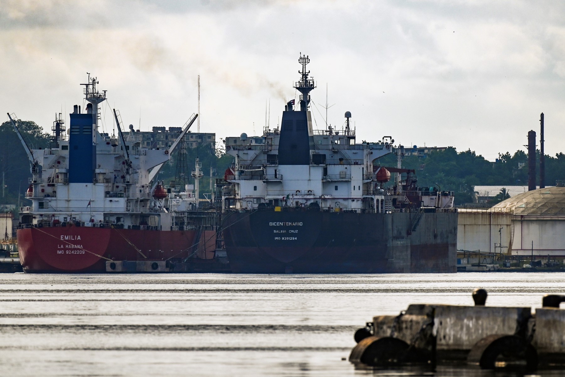 Le pétrolier mexicain Bicentenario est vu à la raffinerie de pétrole Ñico Lopez à La Havane le 8 juin 2023. (Photo YAMIL LAGE / AFP)
