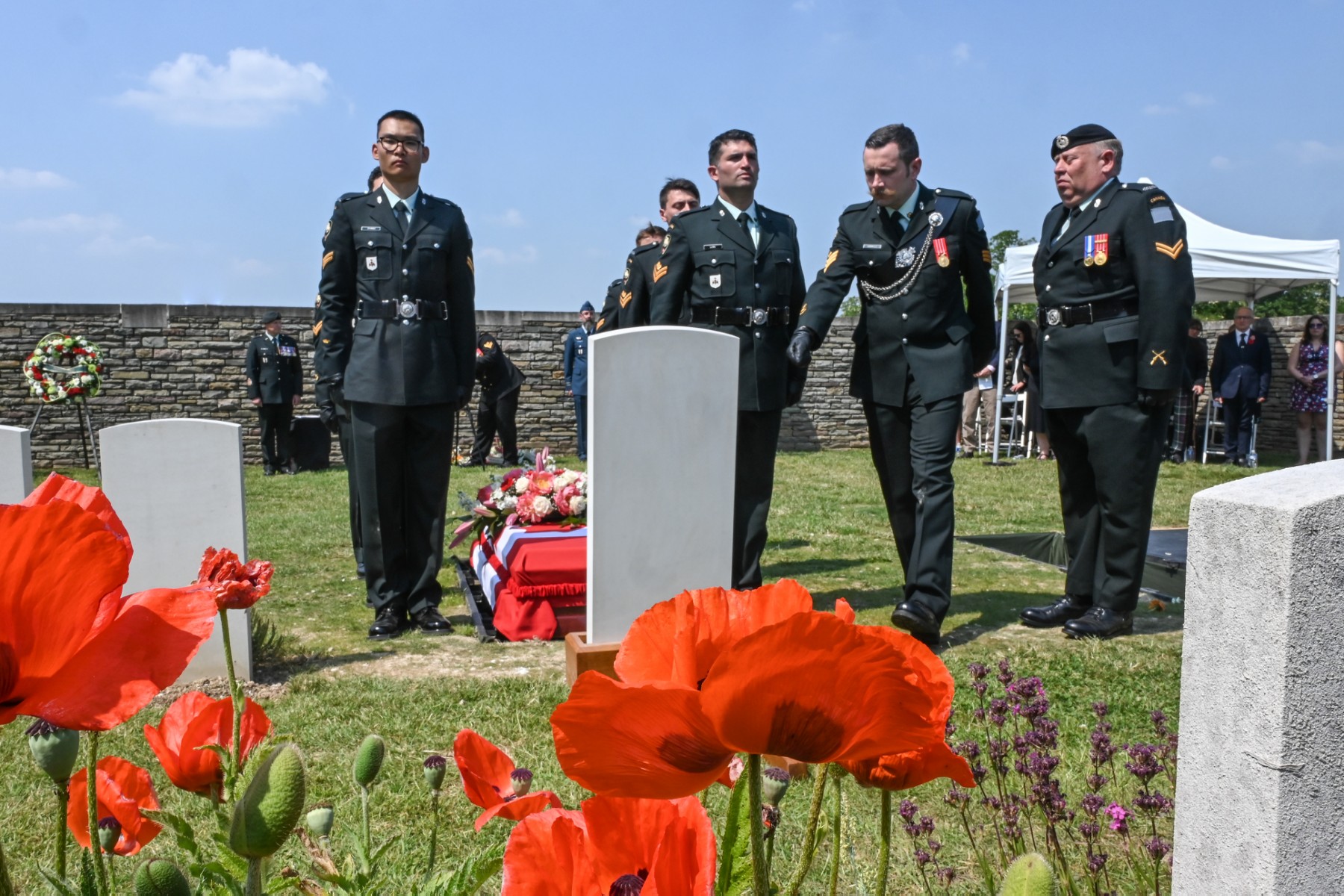 Des soldats du British Columbia Regiment (Duke of Connaught's Own) de l'armée canadienne se tiennent devant le cercueil de l'un des trois soldats canadiens morts pendant la Première Guerre mondiale, alors qu'ils sont enterrés lors d'un service funéraire au cimetière militaire anglais de la Commonwealth War Graves Commission (CWGC) à Loos-en-Gohelle, près de Lens, dans le nord de la France, le 8 juin 2023. (Photo DENIS CHARLET / AFP)