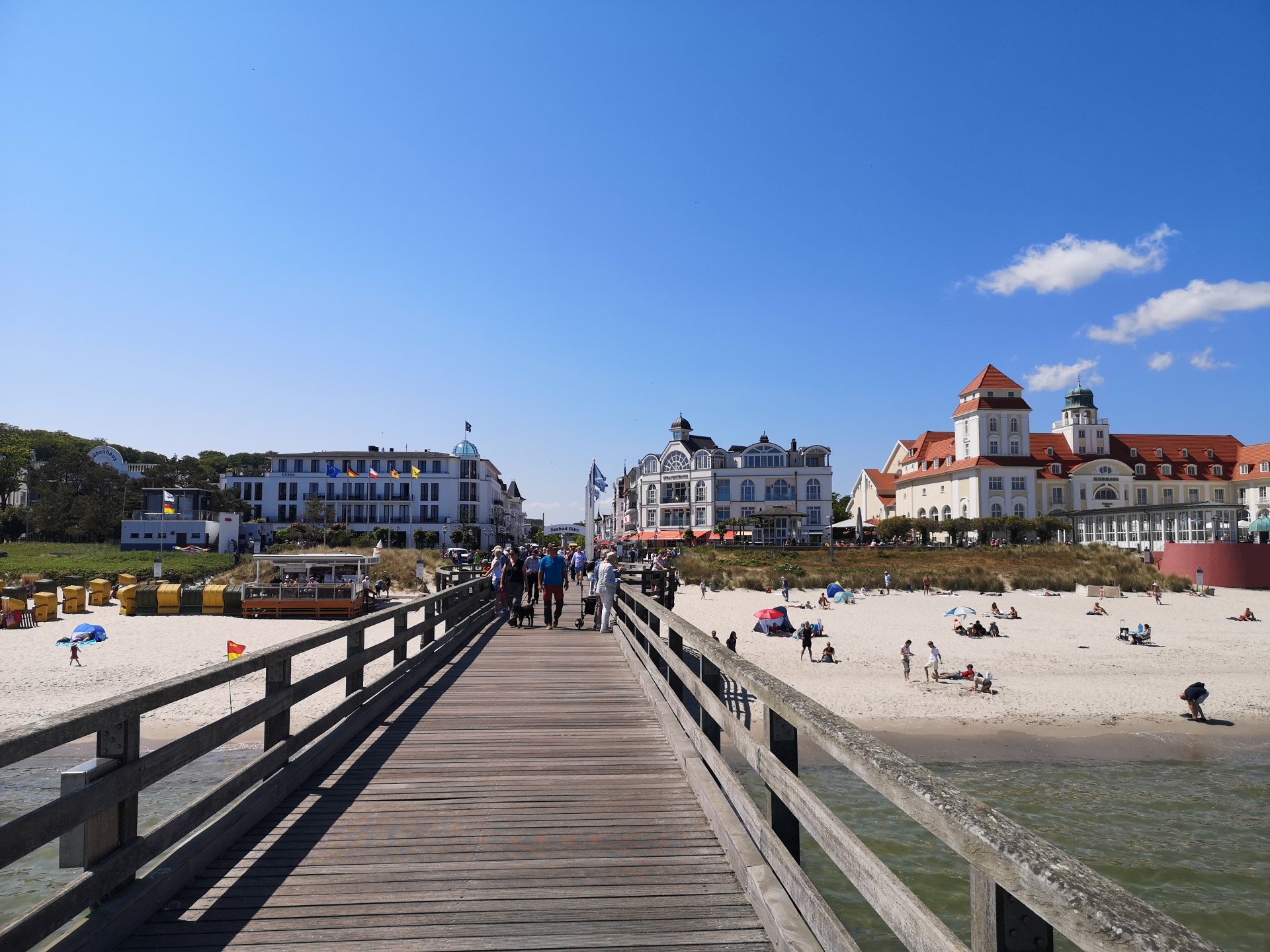 Une photo prise le 6 juin 2023 montre la plage de Binz, dans le nord de l'Allemagne, lieu de beauté très prisé dont le projet de l'Allemagne de stationner deux navires dans le port pour l'importation de gaz naturel liquéfié pourrait éloigner touristes et résidents. (Photo Sebastien ASH / AFP)