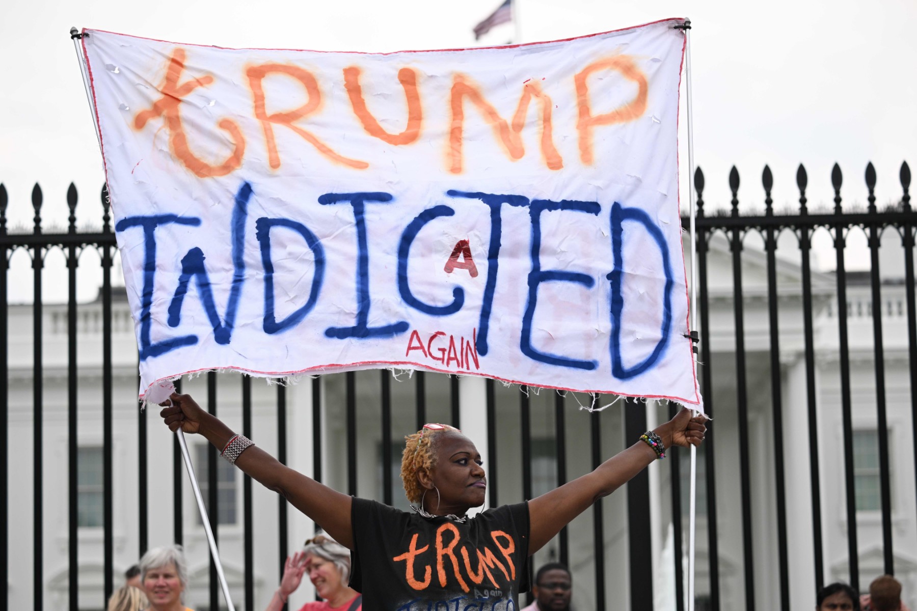 Les proches de Trump esquissent sa défense et dénoncent des poursuites politiques