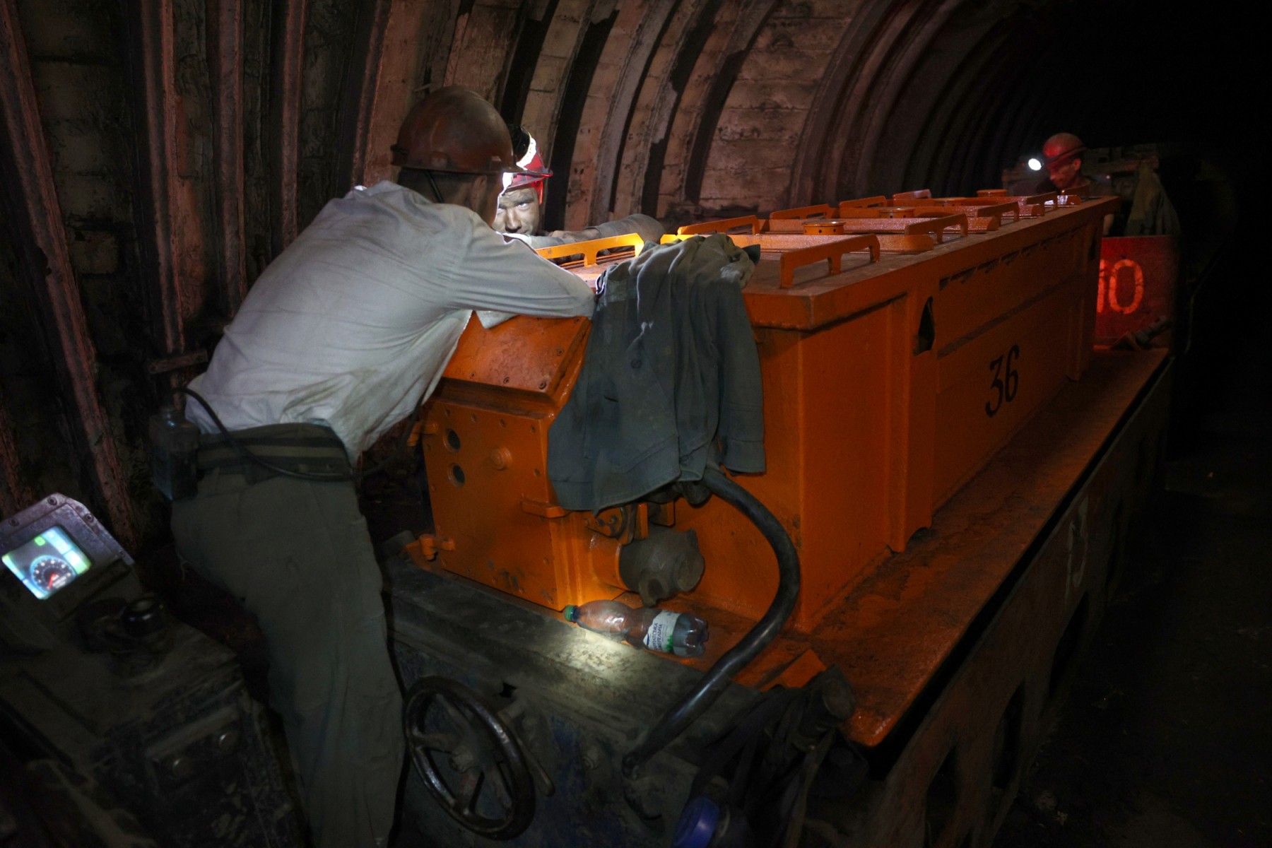 Des mineurs travaillent dans l'un des tunnels d'une mine de charbon dans la région de Dnipro, le 9 juin 2023, lors de l'invasion russe de l'Ukraine. (Photo : Anatolii Stepanov / AFP)