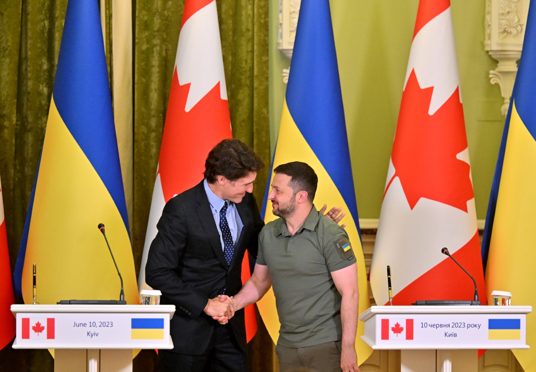 Le président ukrainien Volodymyr Zelensky (à droite) et le Premier ministre canadien Justin Trudeau se serrent la main après avoir signé des accords bilatéraux lors d'une conférence de presse à l'issue de leurs entretiens à Kiev, le 10 juin 2023. (Photo de Sergei SUPINSKY / AFP)