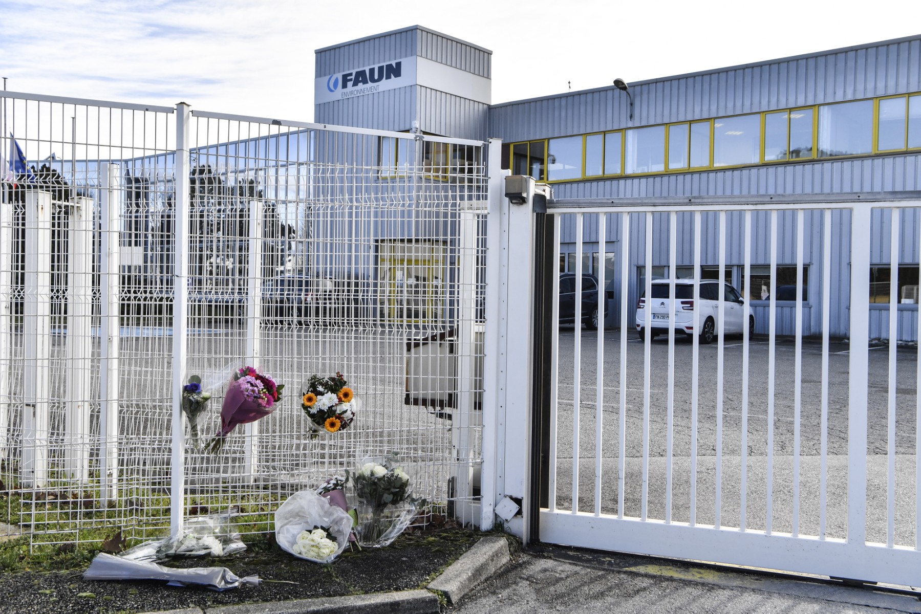 Des fleurs sont déposées devant un site industriel de la société FAUN, au lendemain de l'assassinat d'un de ses employés par un tireur, à Guilherand-Granges, le 29 janvier 2021. (Photo Philippe Desmazes / AFP)