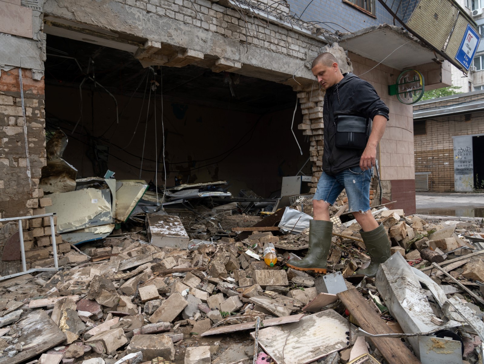 Une médiation de paix africaine démarre en Ukraine au son de sirènes et d'explosions