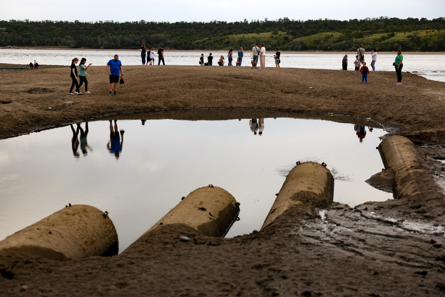 Au bord du Dniepr en Ukraine, une mer de boue et des souvenirs