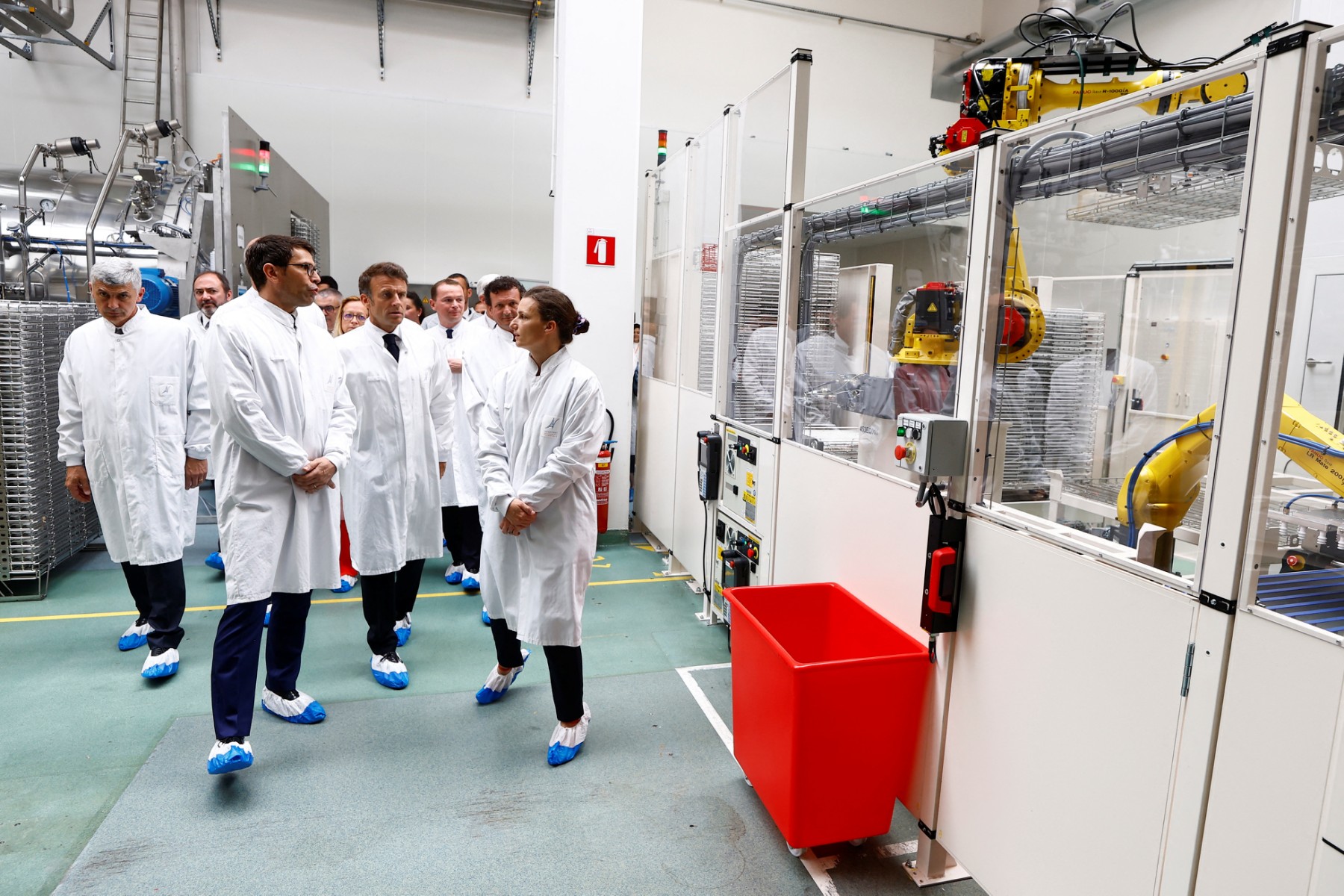 Macron présente un plan de relocalisation de la production de médicaments en France
