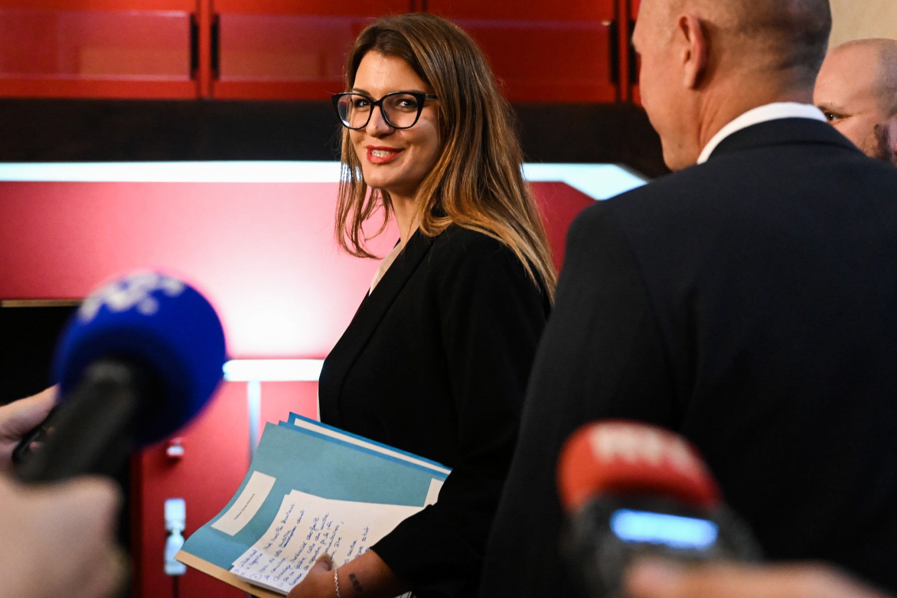La secrétaire d'État française à l'Économie sociale et aux Associations, Marlène Schiappa, arrive pour son audition, car elle est soupçonnée de favoritisme dans l'attribution de la campagne anti-extrémisme "Fonds Marianne", à Paris, le 14 juin 2023. (Photo Bertrand GUAY / AFP)