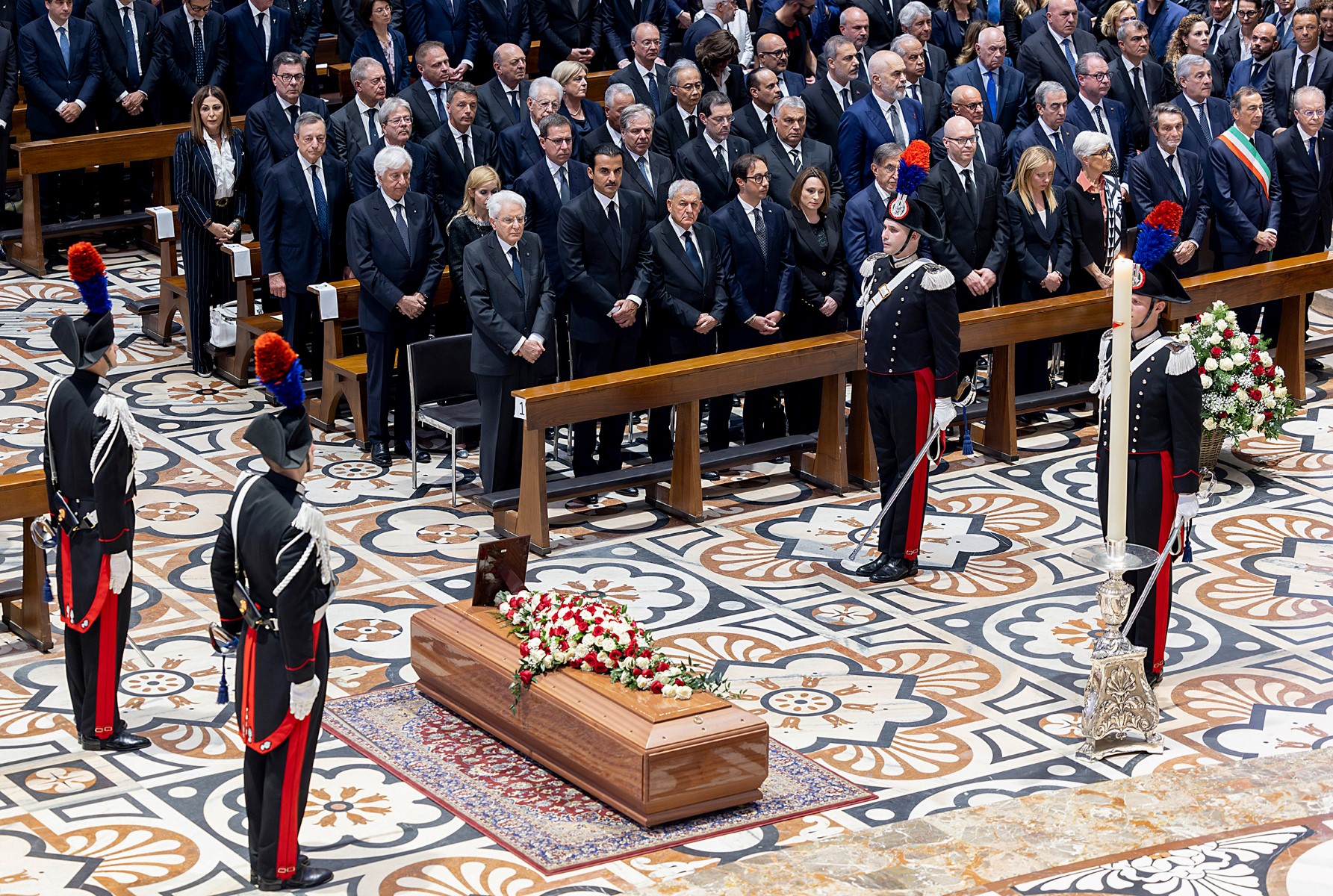 A Milan, dernier hommage officiel et populaire aux funérailles d'Etat de Berlusconi