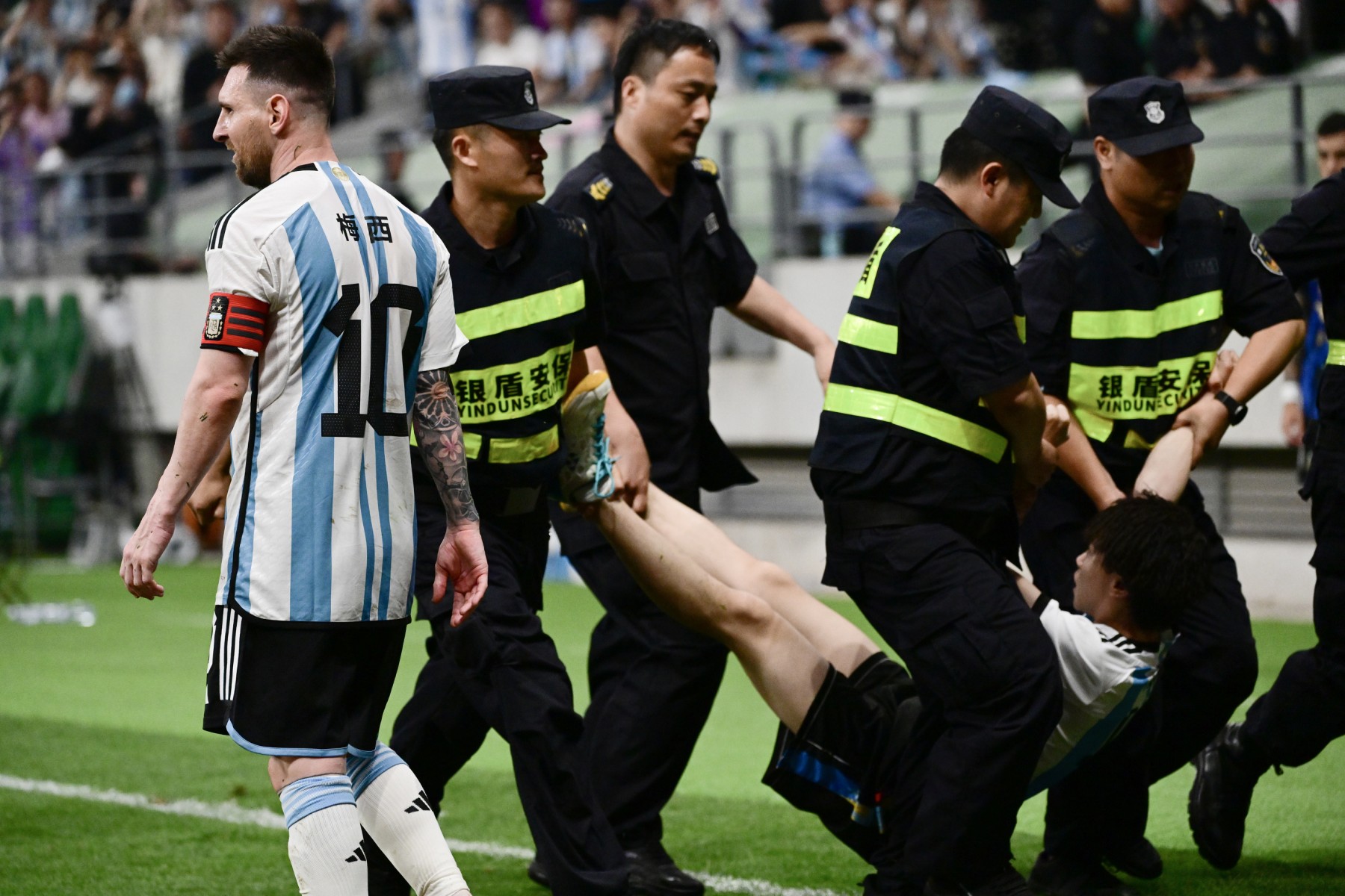 Chine: le supporter ayant pénétré sur le terrain pour saluer Messi arrêté et interdit de stade